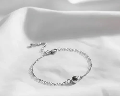 Le bracelet photo personnalisé : un écrin secret d'émotion