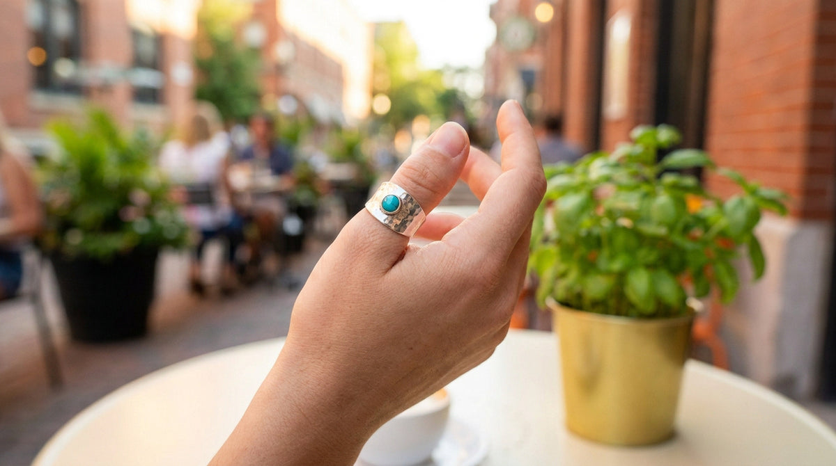 Que signifie porter une bague au pouce pour une femme ? Image