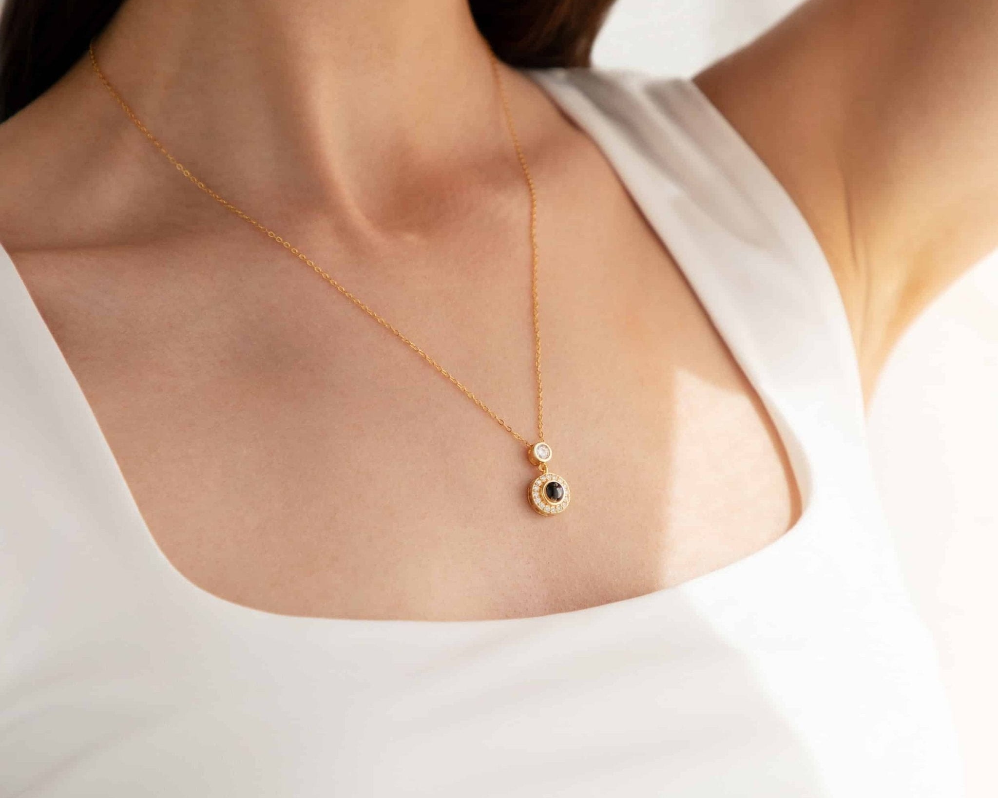 Un collier personnalisé photo : le bijou qui fige vos plus beaux souvenirs