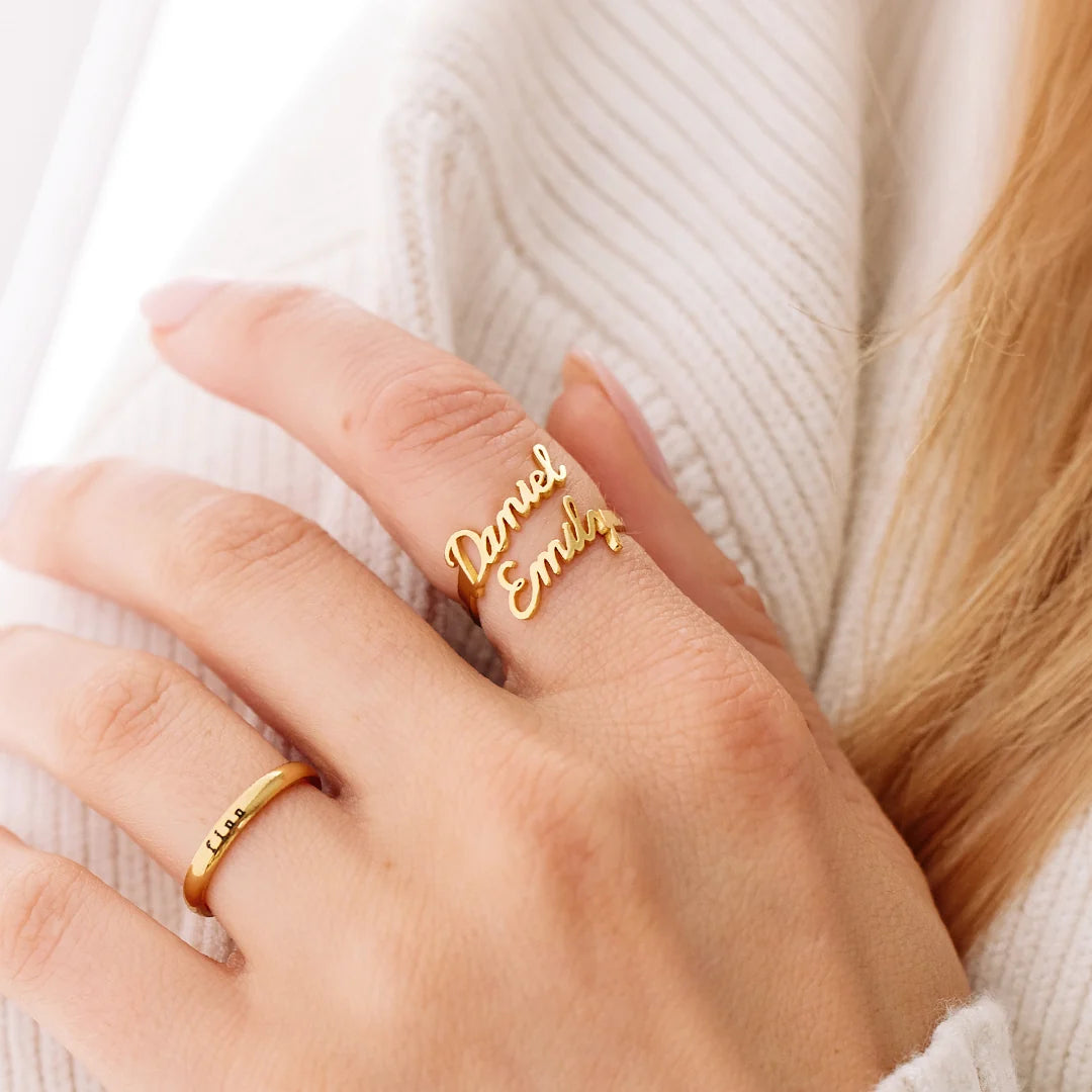 Bague deux prénoms portée au doigt, anneau ouvert en acier inoxydable doré Image