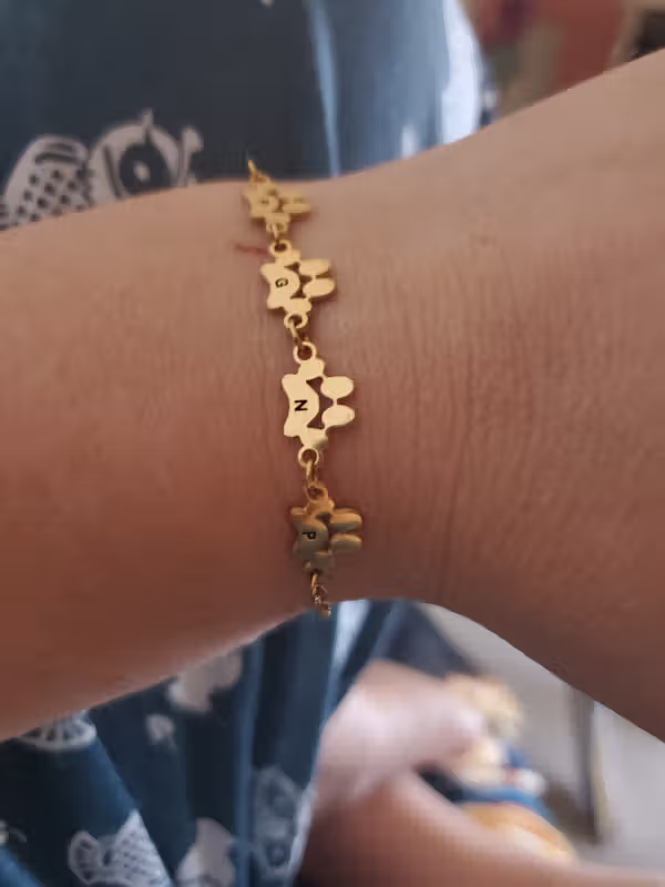Bracelet patte de chien personnalisé porté par une cliente