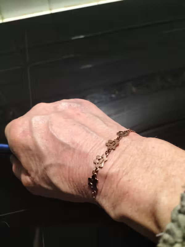 Bracelet patte de chien personnalisé au poignet, avis client