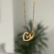 Collier couple deux cœurs gravés gif, vue rapprochée