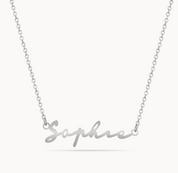 Collier prénom argent sur fond clair