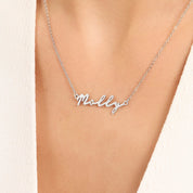 Collier prénom femme argent porté avec un col ouvert, prénom bien visible