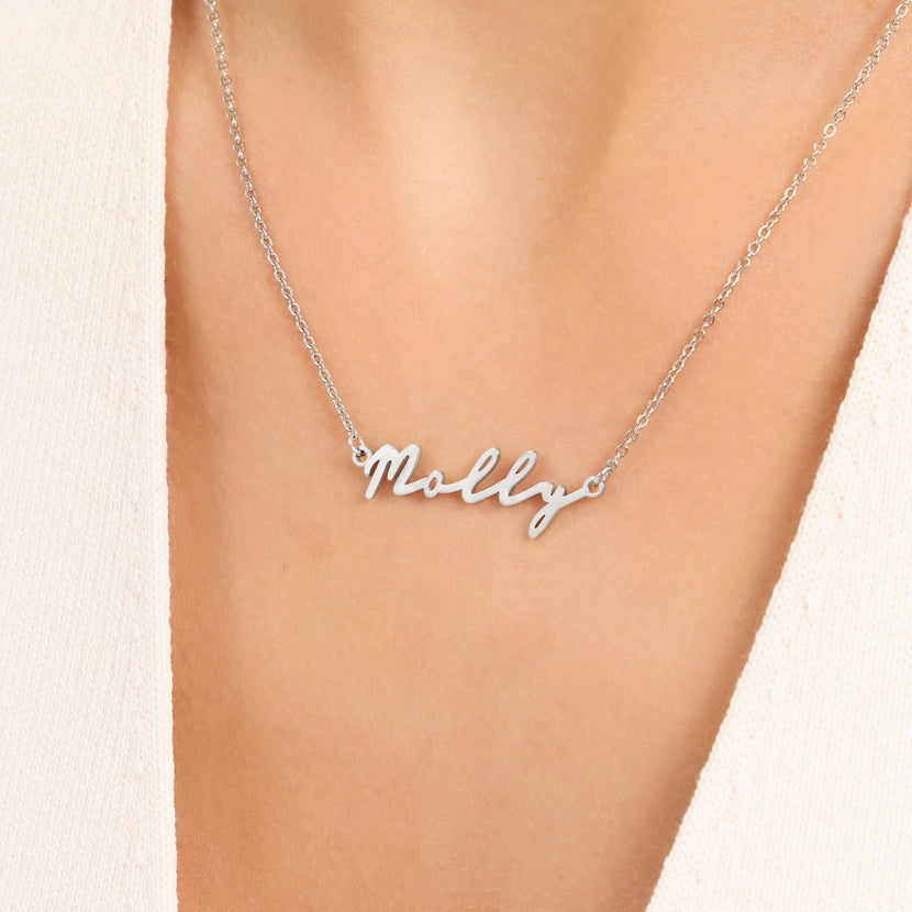 Collier prénom femme argent porté avec un col ouvert, prénom bien visible