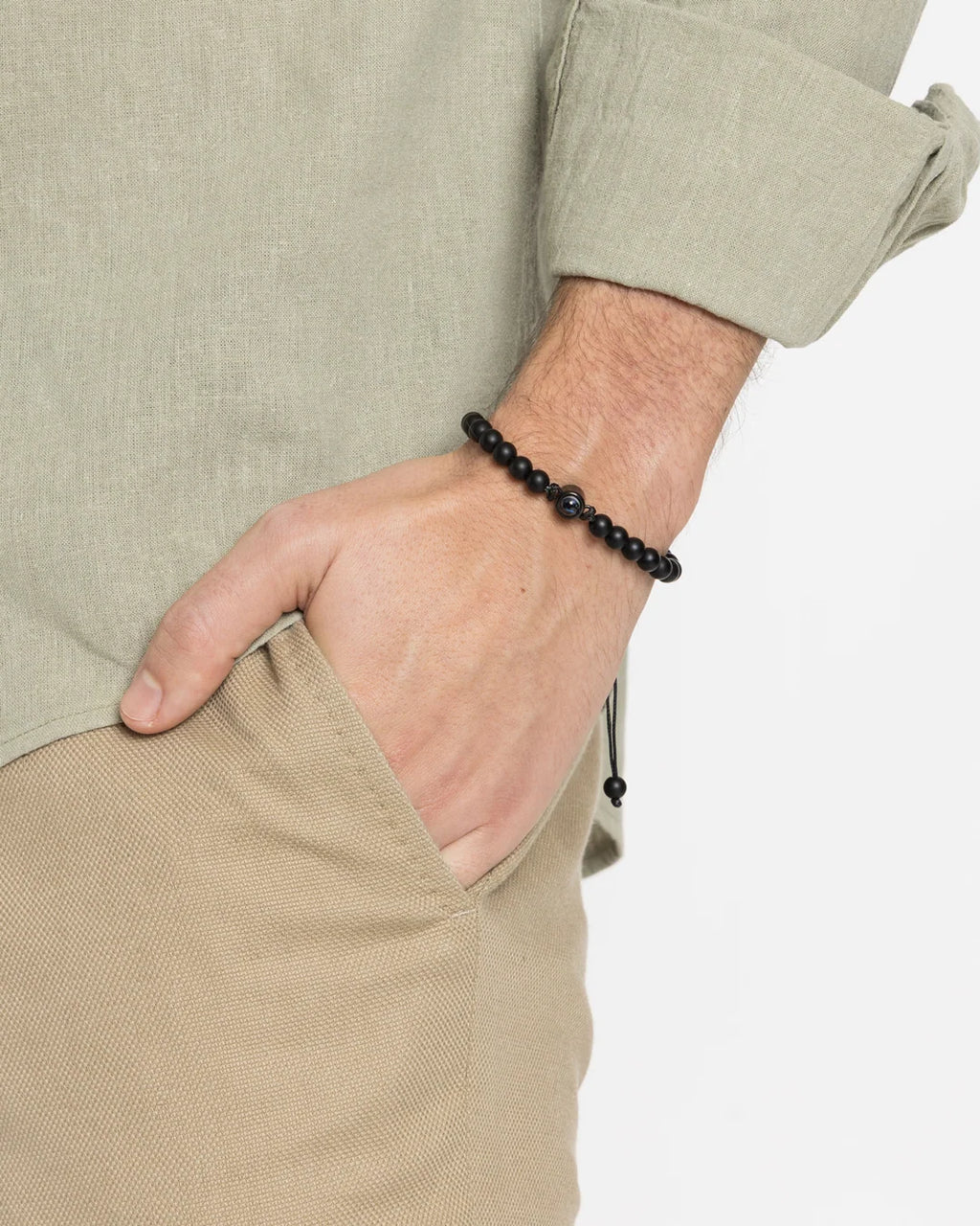 Bracelet pierre homme en onyx noir avec photo cachée, bracelet personnalisé homme porté au poignet