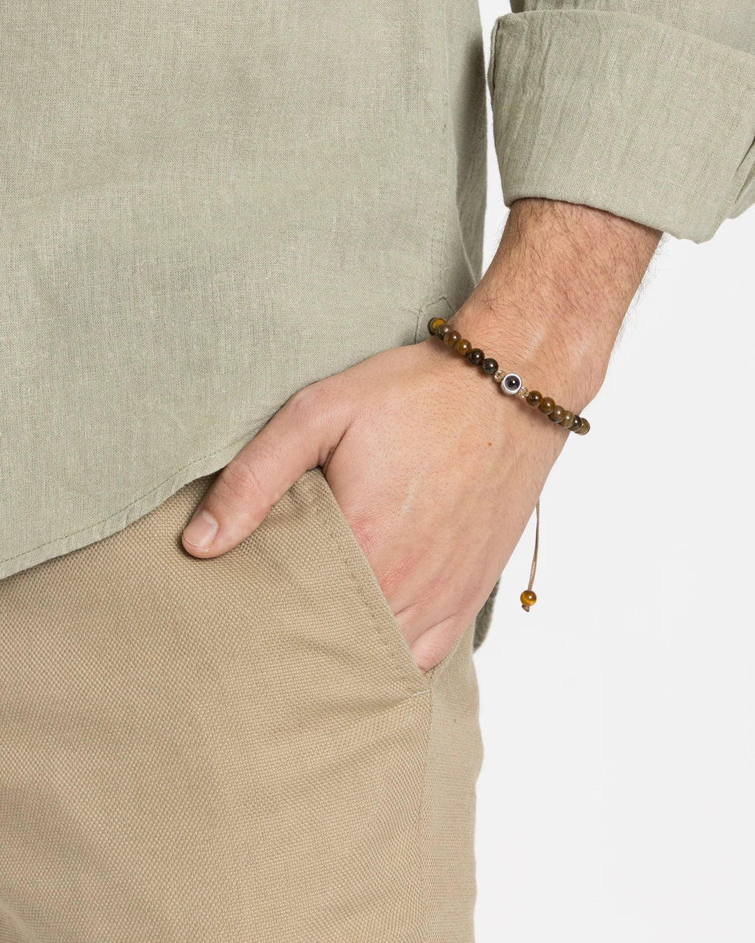 Bracelet œil de tigre homme avec photo cachée, bracelet pierre homme porté au poignet