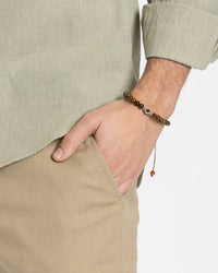 Bracelet œil de tigre homme avec photo cachée, bracelet pierre homme porté au poignet