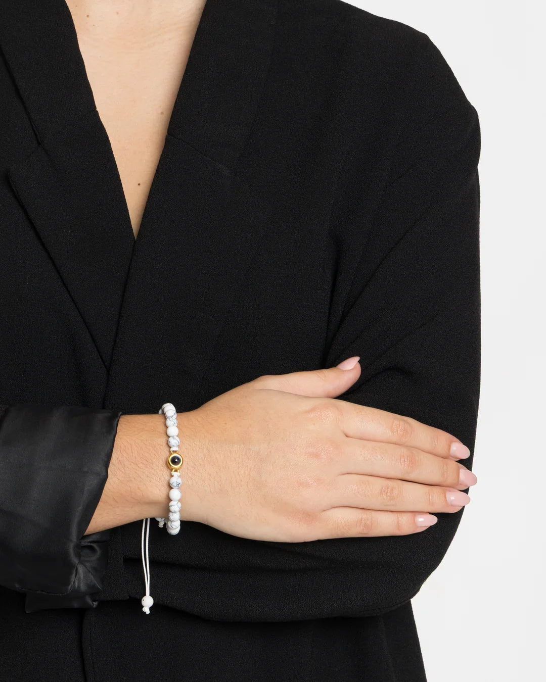 Bracelet photo personnalisé en Howlite blanche veinée de gris porté au poignet d'une femme