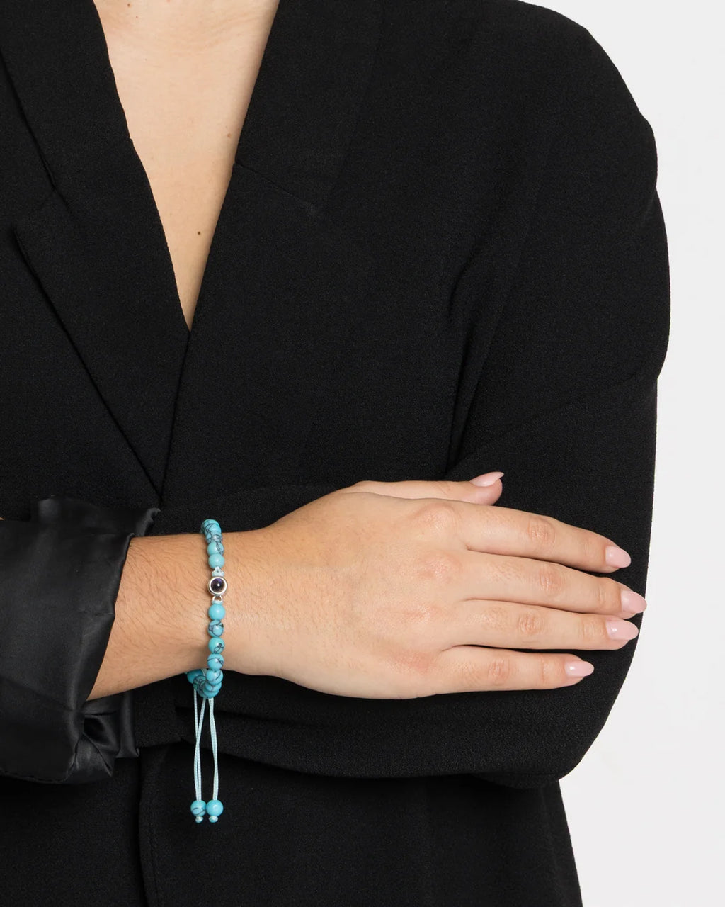 Bracelet photo personnalisé en pierre Céleste bleu turquoise porté au poignet d'une femme