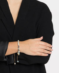 Bracelet photo personnalisé en Amazonite porté au poignet d'une femme