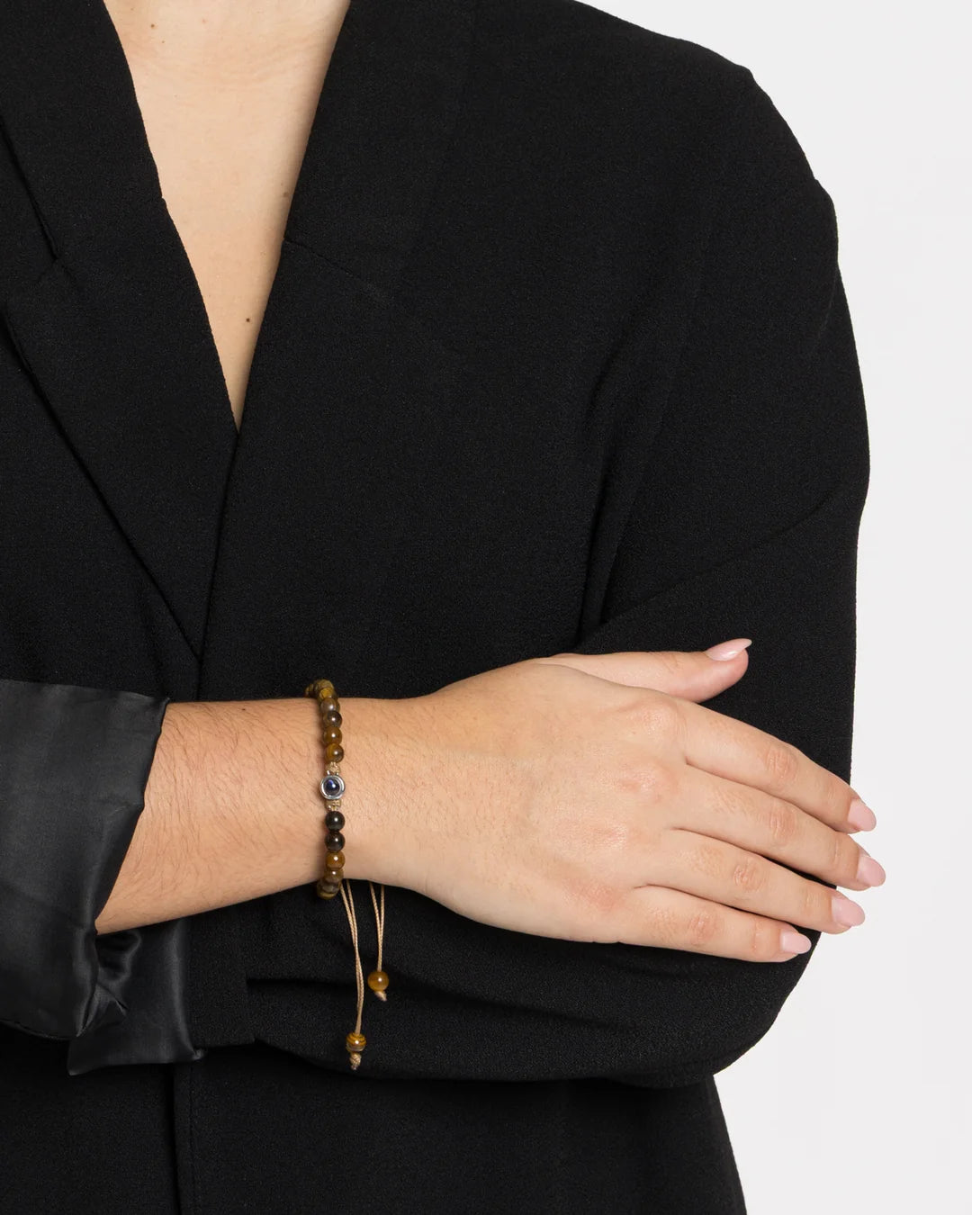 Bracelet photo personnalisé en œil de tigre porté au poignet d'une femme
