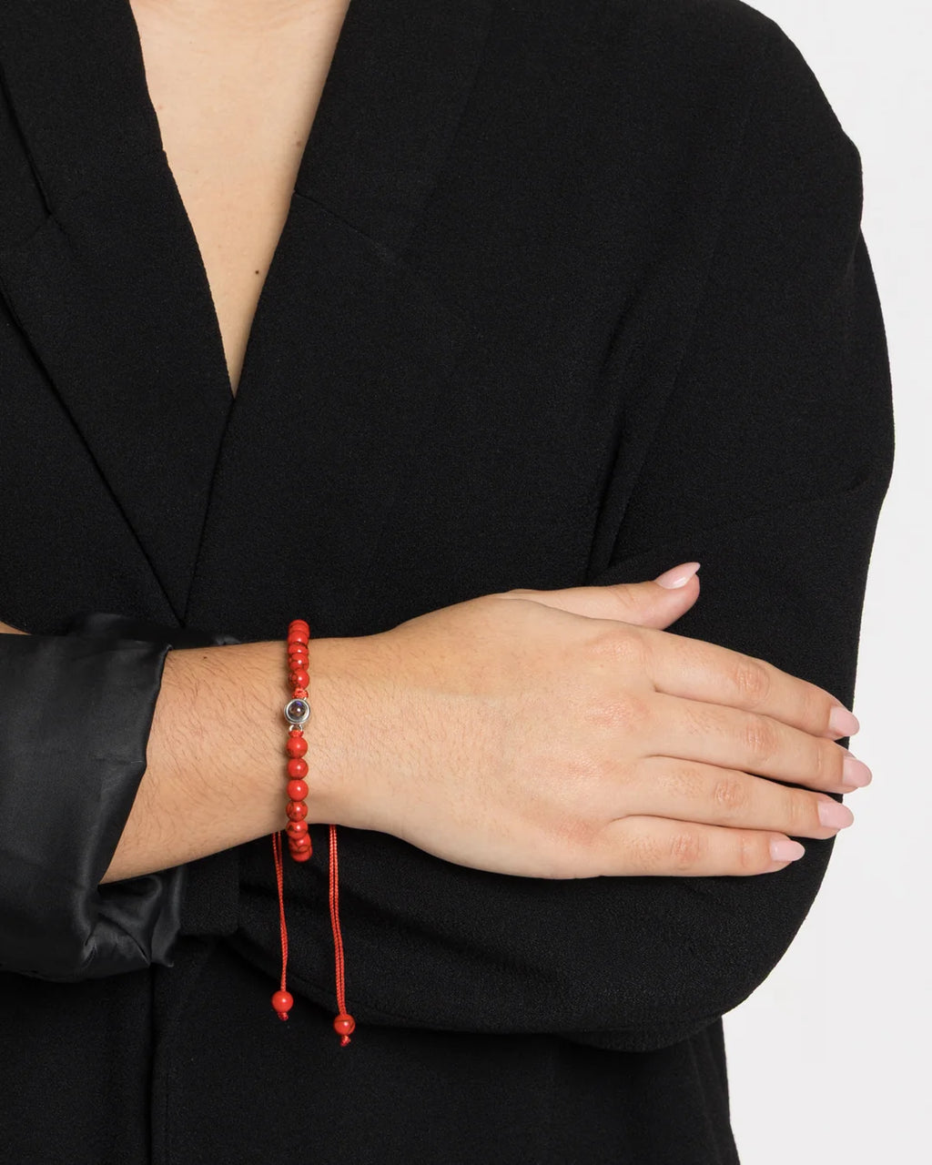 Bracelet photo personnalisé en Jaspe rouge porté au poignet d'une femme