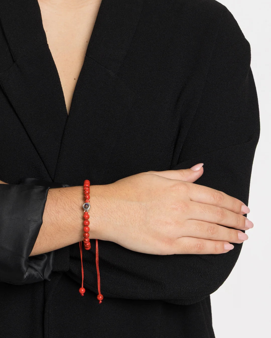 Bracelet photo personnalisé en Jaspe rouge porté au poignet d'une femme
