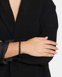 Bracelet photo personnalisé en pierre naturelle Onyx noir porté au poignet d'une femme