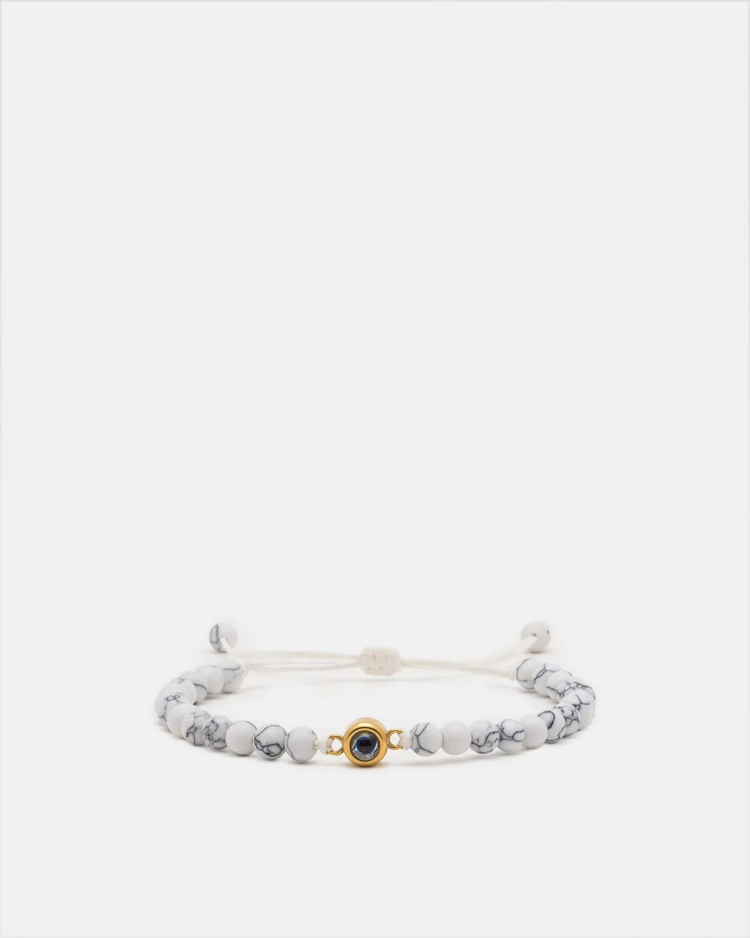 Bracelet pierre naturelle Howlite blanche avec perle projection photo dorée et cordon réglable