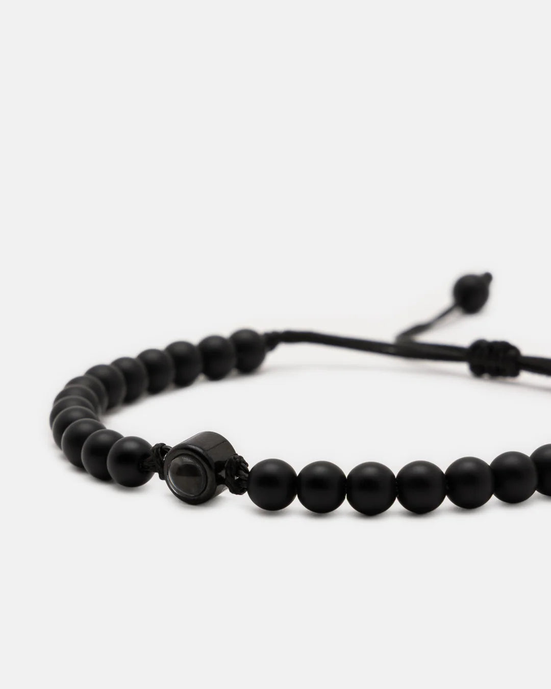 Gros plan des perles d'onyx noir mat et de la perle projection photo du bracelet personnalisé