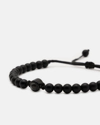 Gros plan des perles d'onyx noir mat et de la perle projection photo du bracelet personnalisé