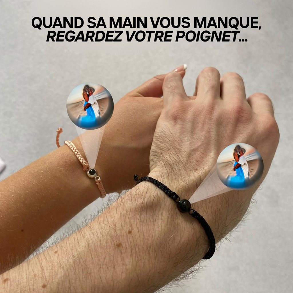 Bracelets couple tressés rose et noir à projection photo, portés par un homme et une femme main dans la main