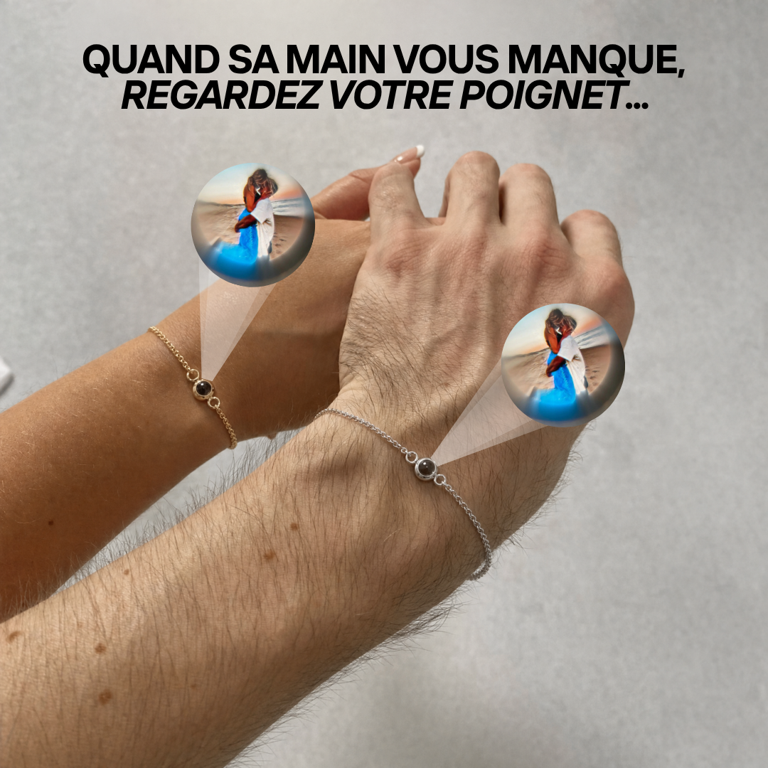 Bracelets couple chaîne or et argent à projection photo, portés par une femme et un homme main dans la main