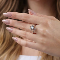 Gros plan sur la bague soleil anti-stress Akira argentée portée au doigt