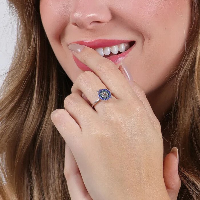 Femme souriante portant la bague anti-stress Galaxie argentée Image