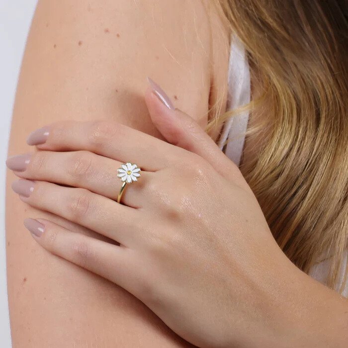 Bague anti-stress Marguerite portée, main posée sur l'épaule