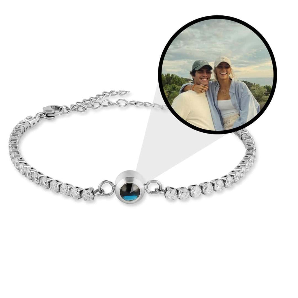 Bracelet diamant photo personnalisé : la photo d'un couple se révèle dans la pierre