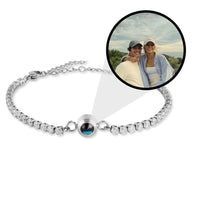 Bracelet diamant photo personnalisé : la photo d'un couple se révèle dans la pierre