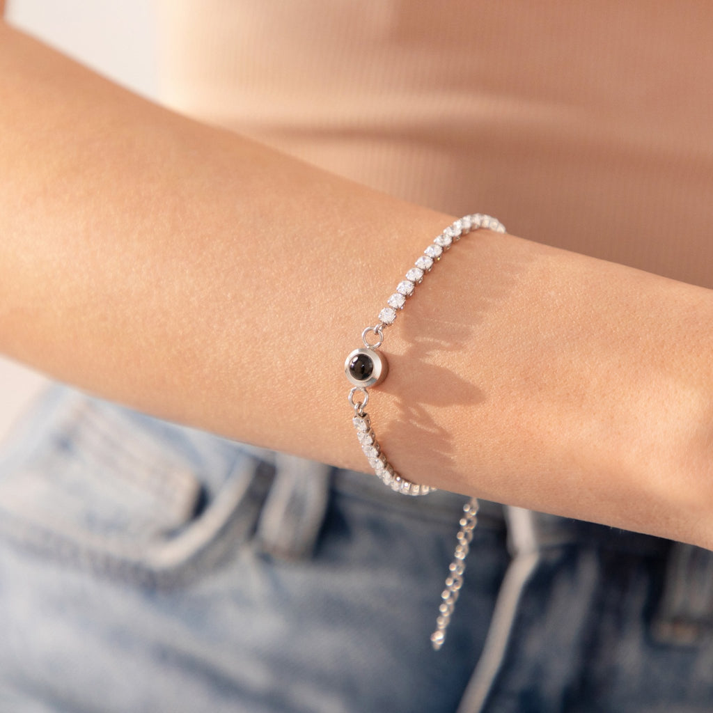 Bracelet rivière de strass à projection photo porté avec un jean