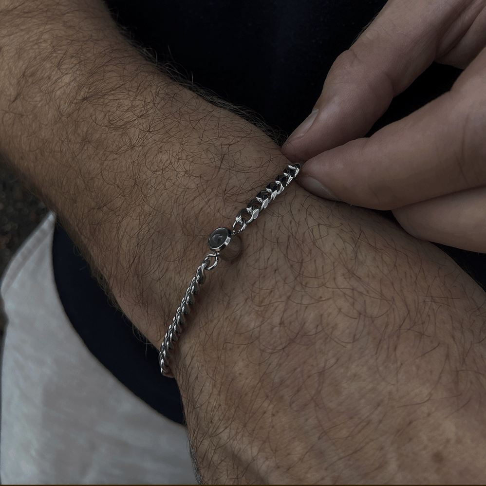 Bracelet homme photo personnalisé argenté porté au poignet, chaîne cubaine