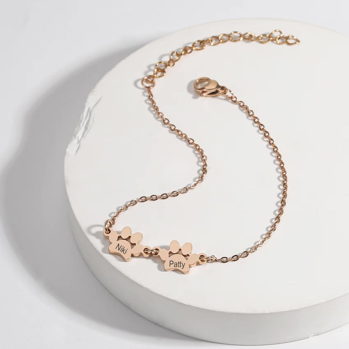 Bracelet patte chien rose gold gravé noms animaux - cadeau maîtresse chien chat Petale Paris