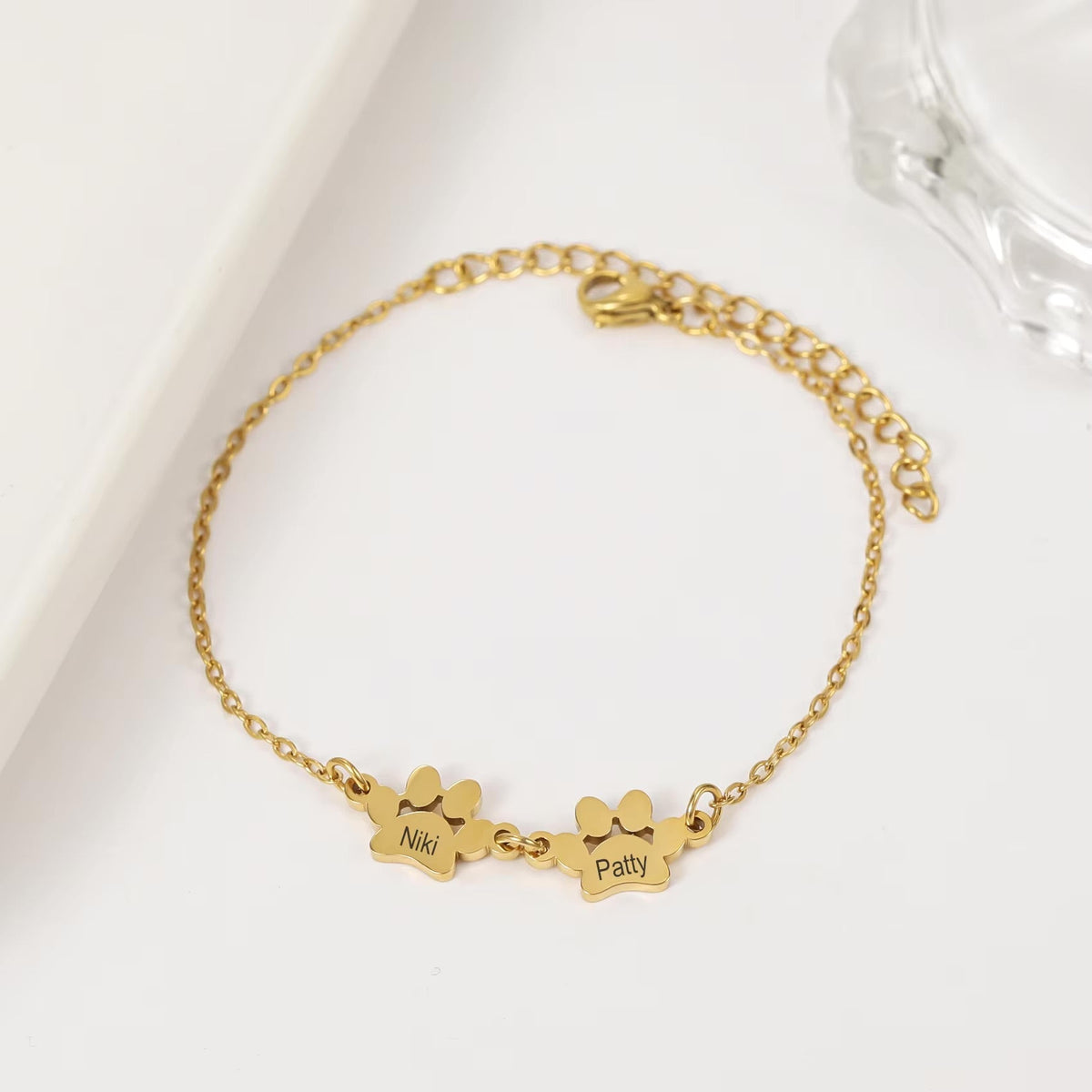 Bracelet patte de chien personnalisé gravé avec prénoms - bijou animal de compagnie doré Petale Paris