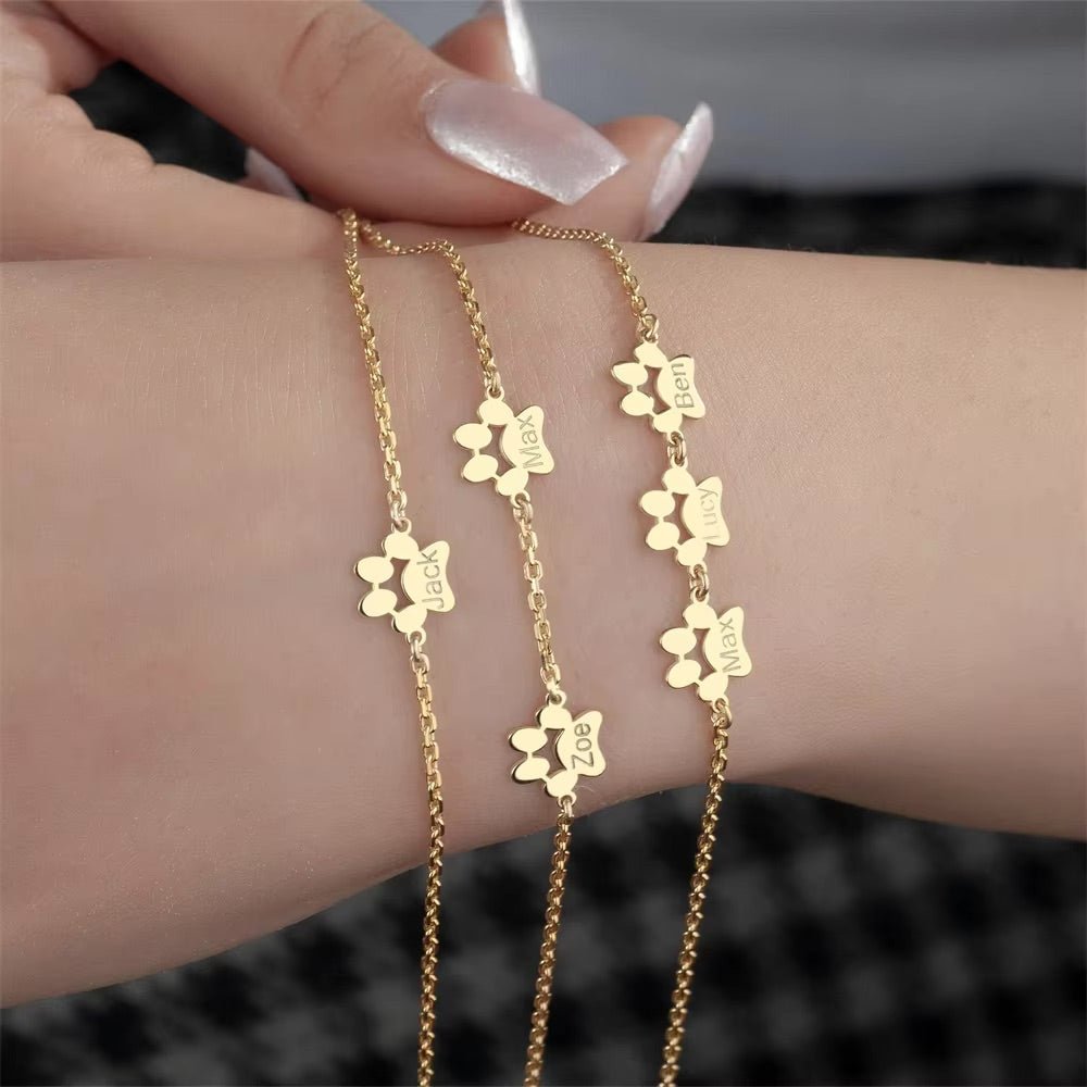 Bracelets patte chien gravés portés au poignet - bijou amoureux animaux cadeau Petale Paris