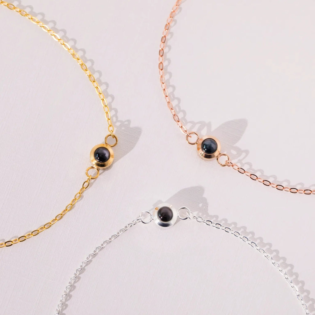 Détail bracelet projection photo personnalisé 3 finitions or argent rose gold - bijou acier inoxydable Petale Paris