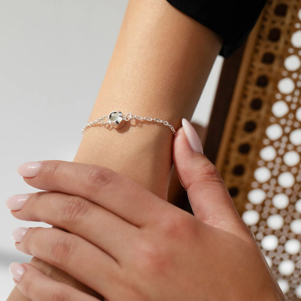 Bracelet projection photo argent au poignet - bijou personnalisé femme idée cadeau Petale Paris