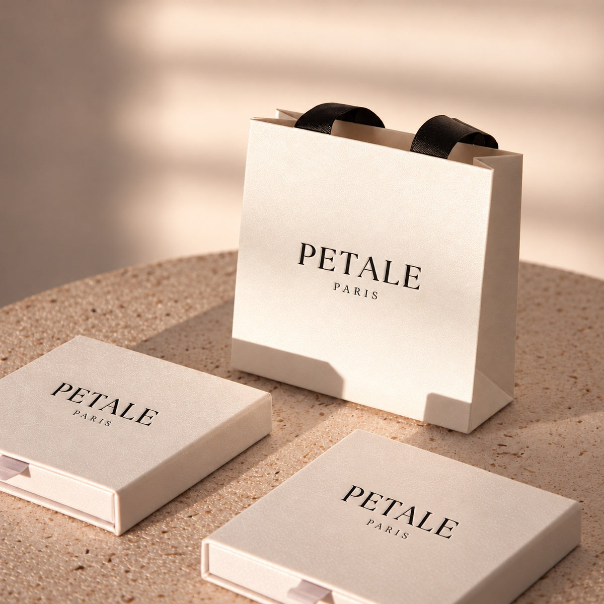 Coffret cadeau premium Petale Paris : écrins blancs et sac cadeau à anses noires