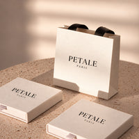 Coffret cadeau premium Petale Paris : écrins blancs et sac cadeau à anses noires