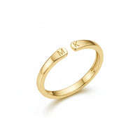 Bague initiale personnalisée dorée, initiales M et K gravées aux deux extrémités de l'anneau ouvert