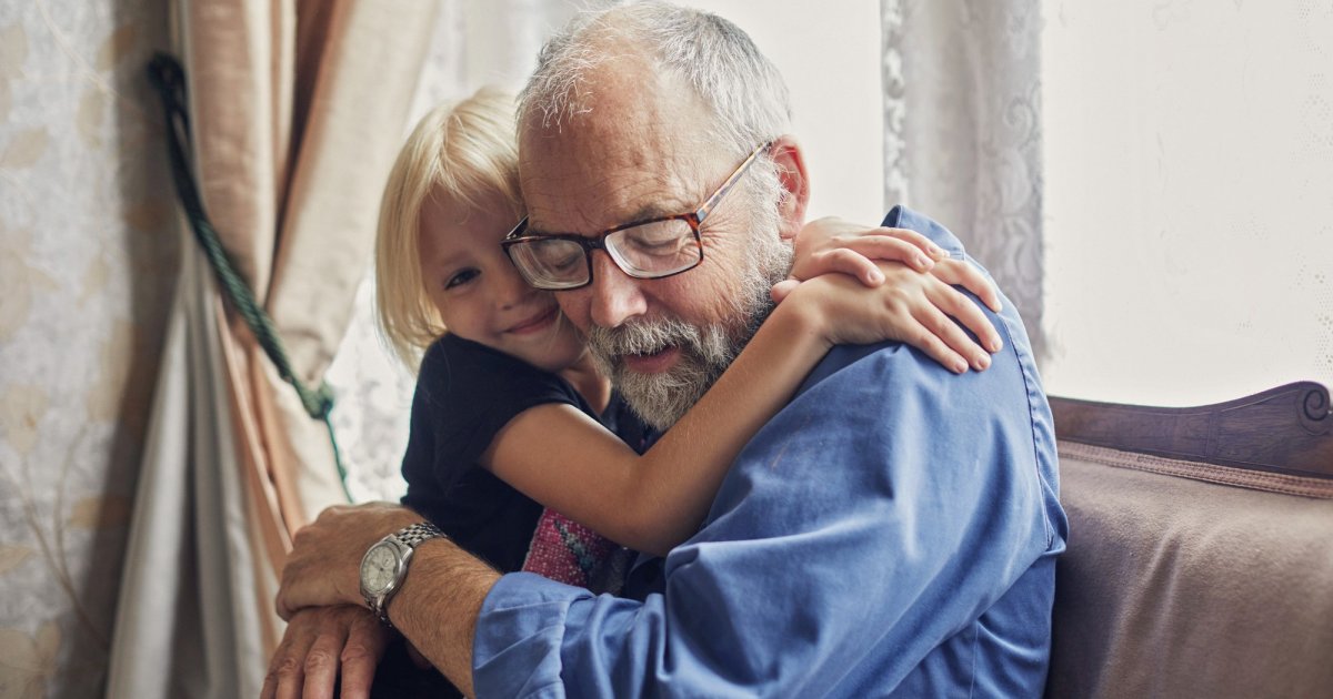 forcer-enfant-calin-grands-parents.jpg