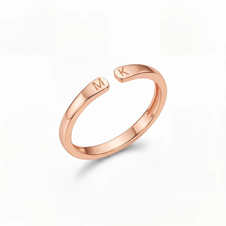 Bague initiale personnalisée or rose, initiales M et K gravées, taille ajustable