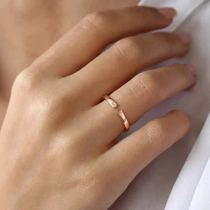 Bague personnalisée initiale dorée portée au doigt, anneau fin ouvert