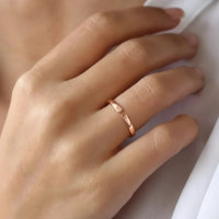 Bague personnalisée initiale dorée portée au doigt, anneau fin ouvert
