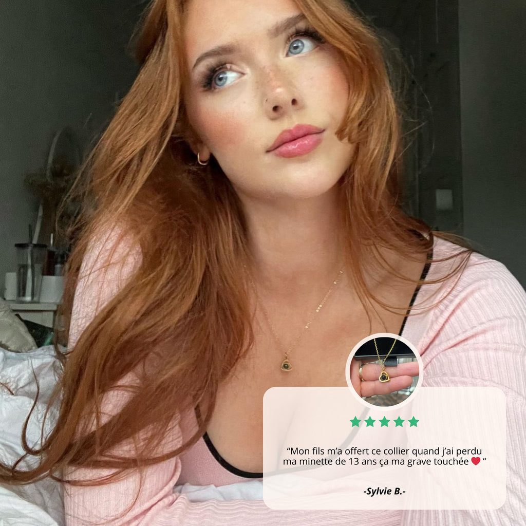 Jeune femme portant un collier photo personnalisé, avis client 5 étoiles
