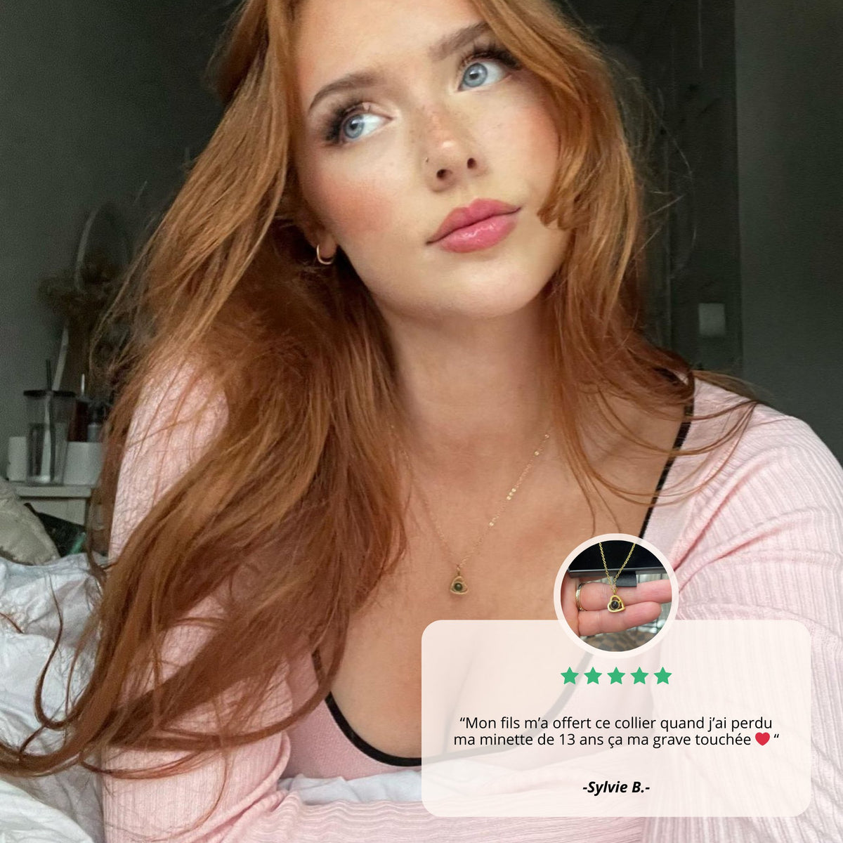 Jeune femme portant un collier photo personnalisé, avis client 5 étoiles