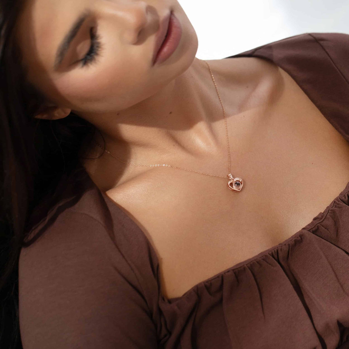 Pendentif cœur photo personnalisé or rose porté au décolleté, bijou avec photo à projection