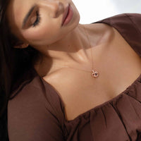 Pendentif cœur photo personnalisé or rose porté au décolleté, bijou avec photo à projection