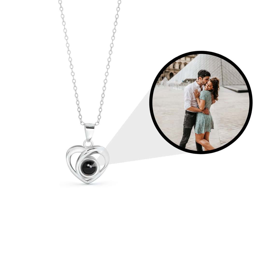 Médaillon photo personnalisé avec projection souvenir visible, pendentif cœur argenté