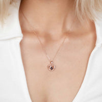 Collier cœur photo personnalisé or rose porté sur chemise blanche, pendentif à projection